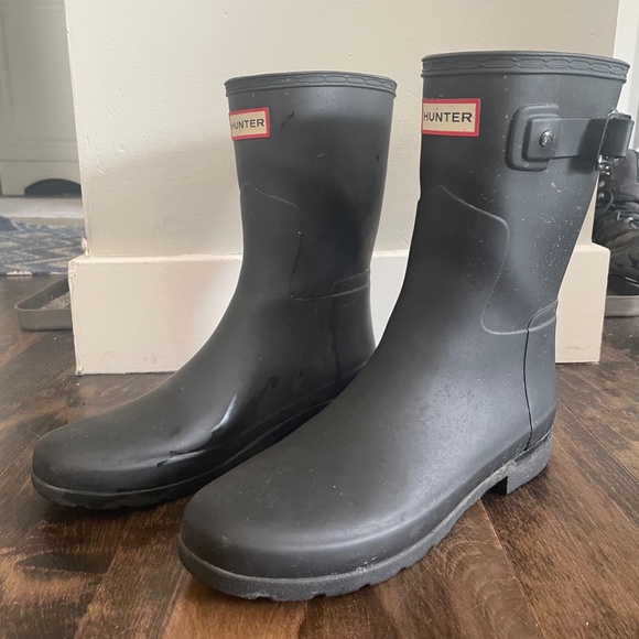 Hunter Refined Short Rainboots in Black, Size 8 - Picture 4 of 7